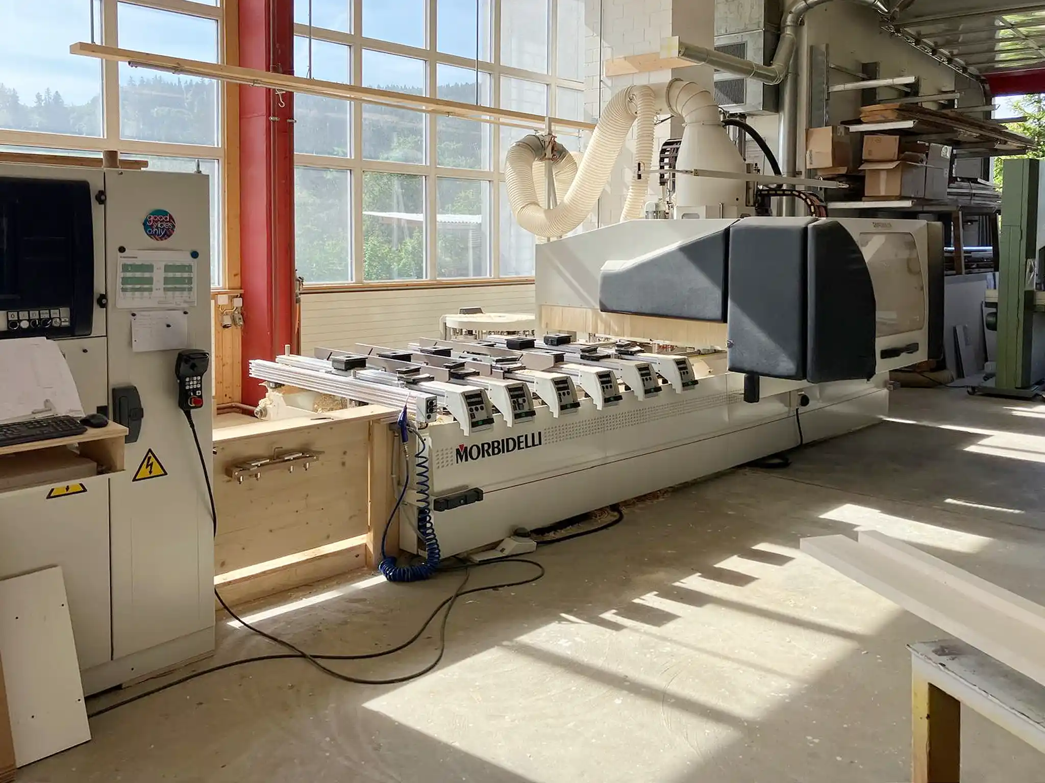 CNC-Anlage ausgestattet mit Spannvorrichtungen und Absauganlage CNC-Anlage ausgestattet mit Spannvorrichtungen und Absauganlage