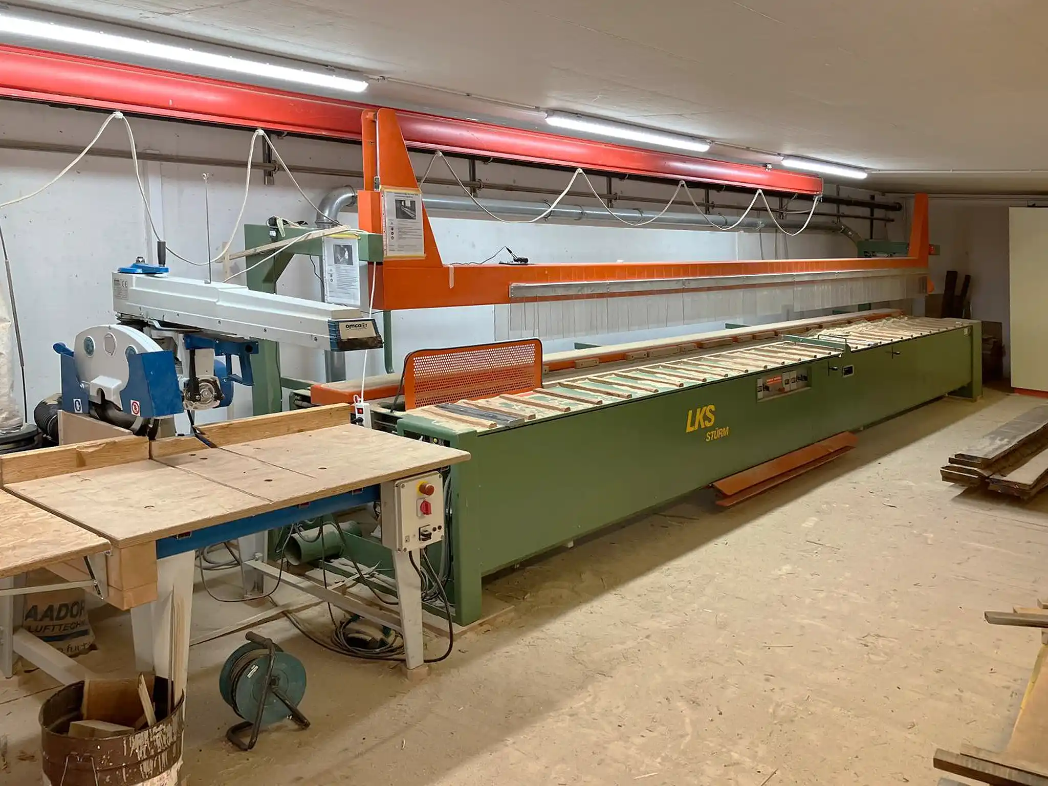 Kantenanleimmaschine in einer Holzwerkstatt zur sauberen Bearbeitung und Veredelung von Plattenkanten. Kantenanleimmaschine in einer Holzwerkstatt zur sauberen Bearbeitung und Veredelung von Plattenkanten.