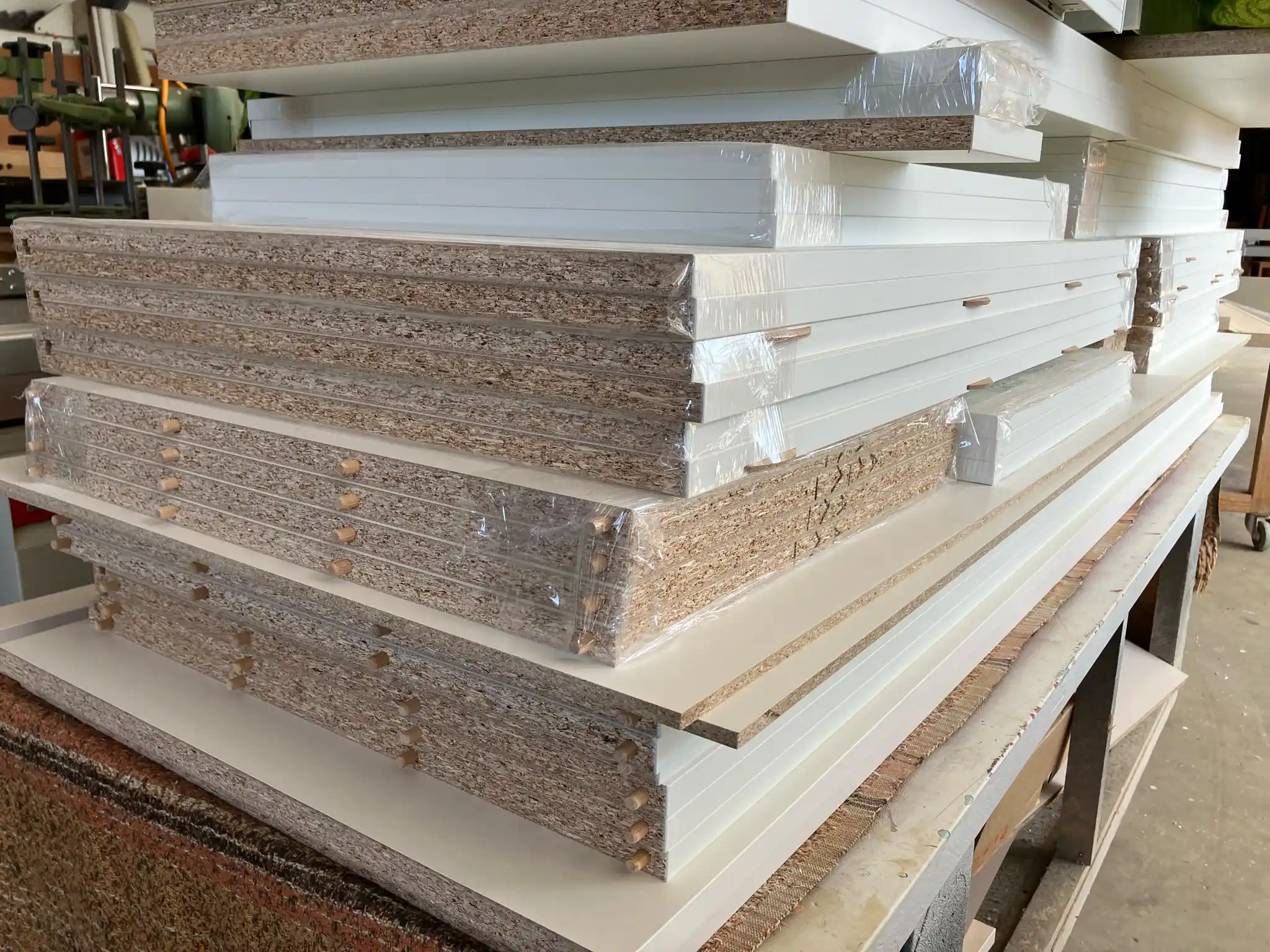Vorgefertigte Möbel- und Bauteile aus beschichteten Spanplatten, sauber gestapelt und für die weitere Montage vorbereitet. Vorgefertigte Möbel- und Bauteile aus beschichteten Spanplatten, sauber gestapelt und für die weitere Montage vorbereitet.