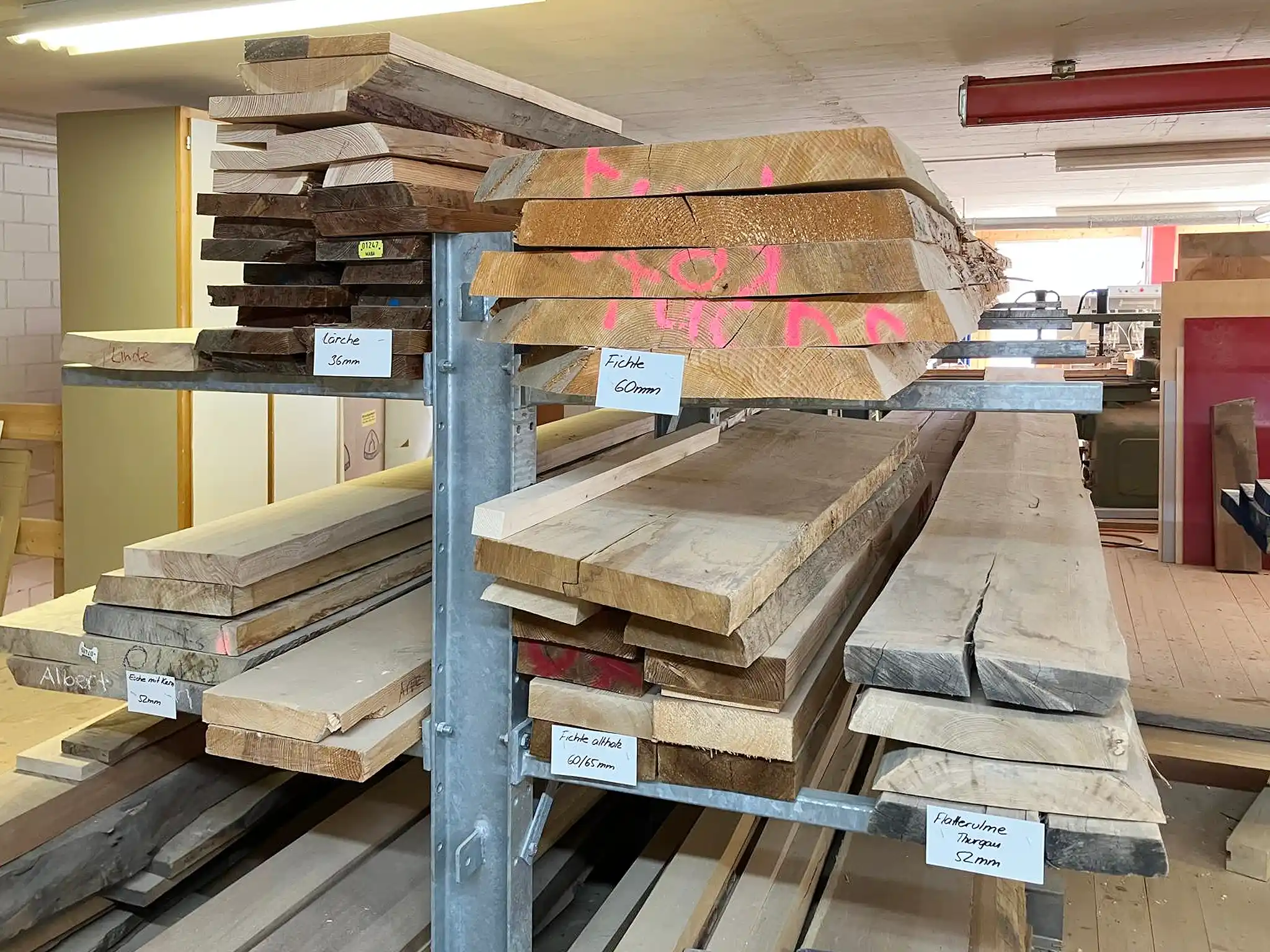 Holzlager mit beschrifteten Massivholzbohlen verschiedener Holzarten und Stärken. Holzlager mit beschrifteten Massivholzbohlen verschiedener Holzarten und Stärken.