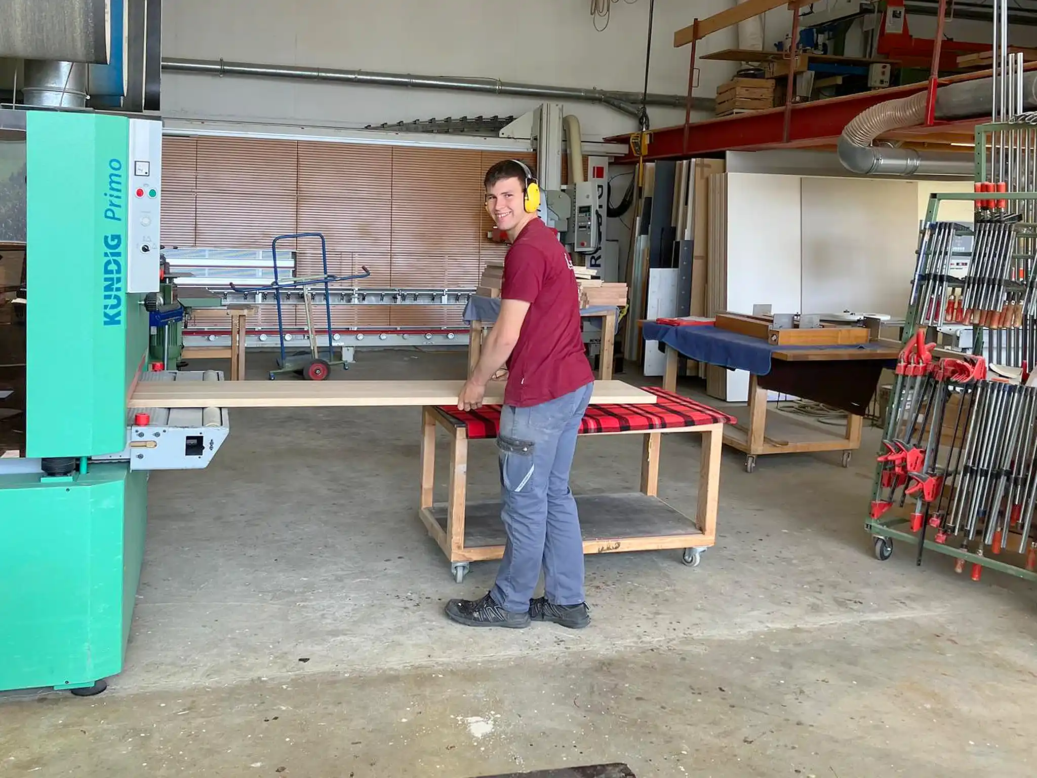 Arbeit an der Bandsäge: Zuschnitt einer Holzleiste in der Werkstatt mit professioneller Maschinenausstattung. Arbeit an der Bandsäge: Zuschnitt einer Holzleiste in der Werkstatt mit professioneller Maschinenausstattung.