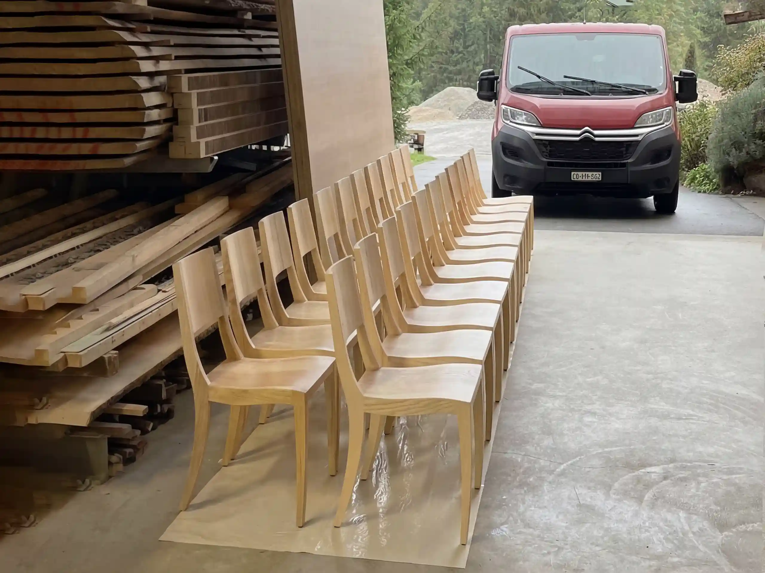 Stühle in unserer Werkstatt mit heimischem Holz hergestellt.