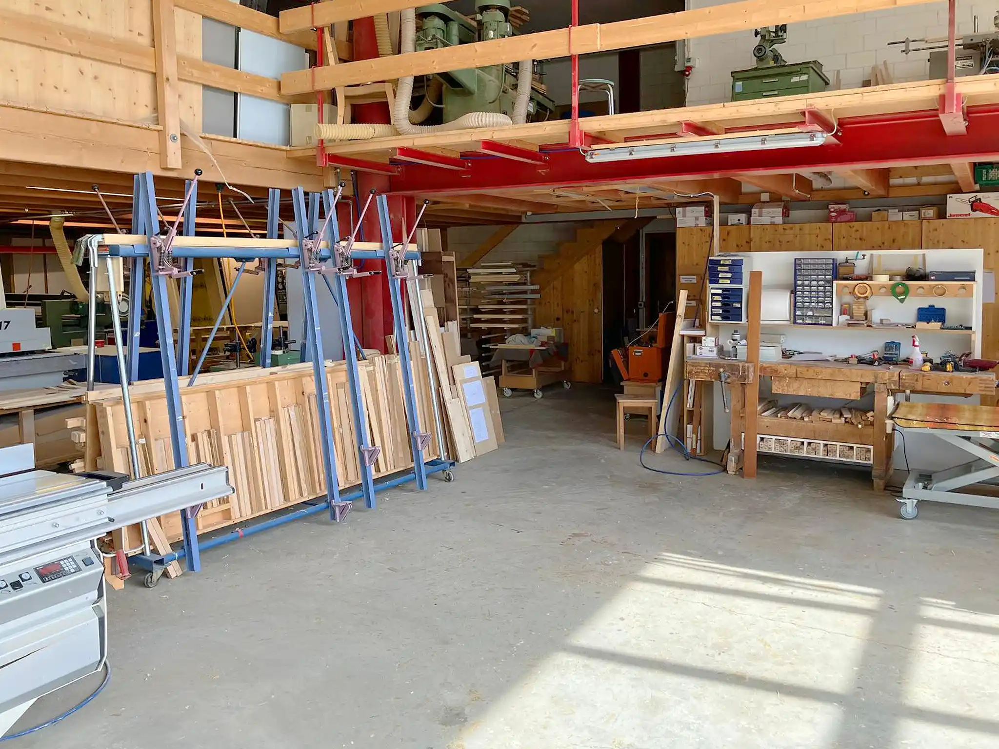 Holzwerkstatt mit Platten- und Leistenlager, Verleimpresse und gut ausgestatteter Werkbank im Arbeitsbereich. Holzwerkstatt mit Platten- und Leistenlager, Verleimpresse und gut ausgestatteter Werkbank im Arbeitsbereich.