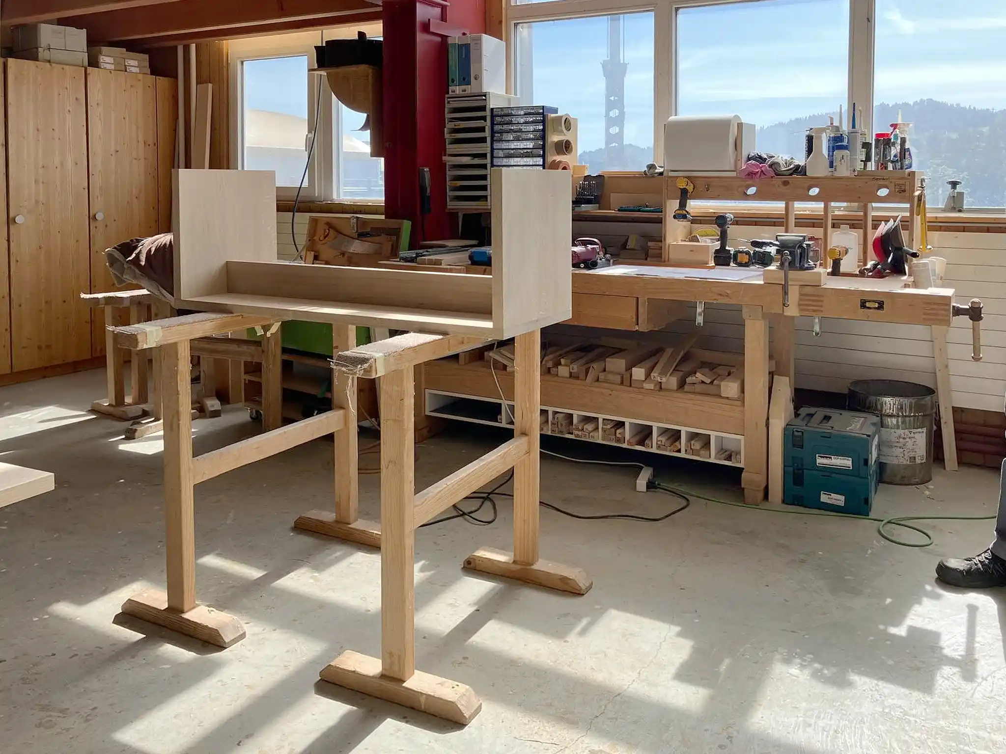 Montage eines Möbelkorpus auf Arbeitsböcken in unserer hellen Werkstatt. Montage eines Möbelkorpus auf Arbeitsböcken in unserer hellen Werkstatt.