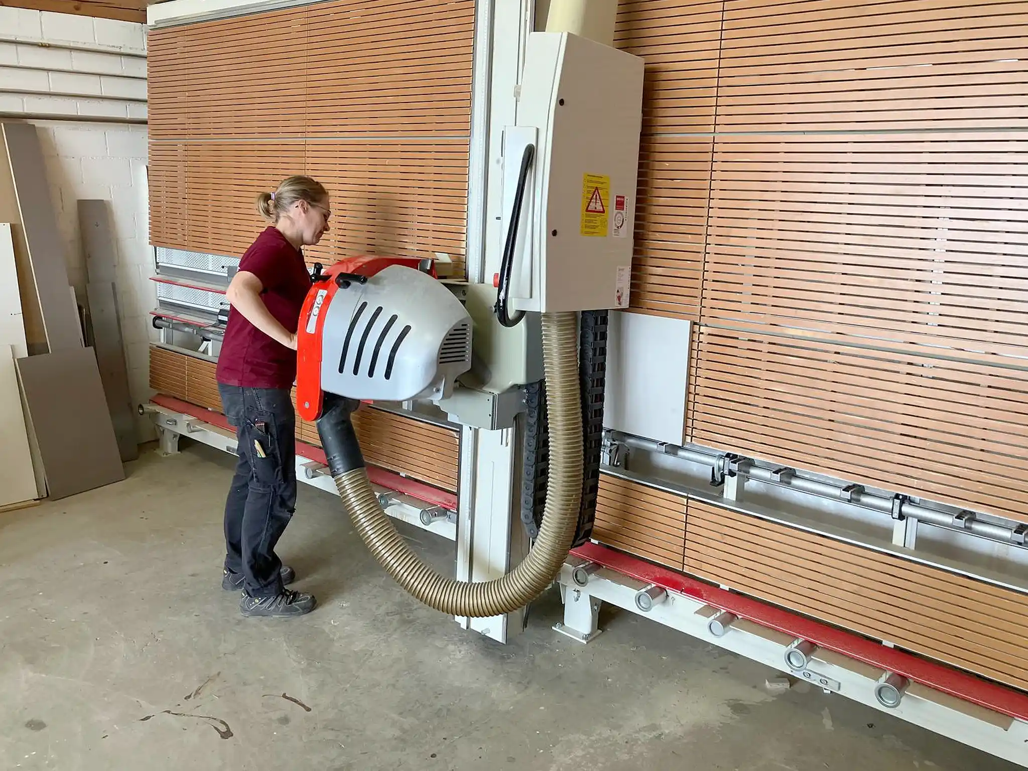 Vertikale Plattensäge im Einsatz: präziser Zuschnitt grosser Holzplatten in der Werkstatt. Vertikale Plattensäge im Einsatz: präziser Zuschnitt grosser Holzplatten in der Werkstatt.
